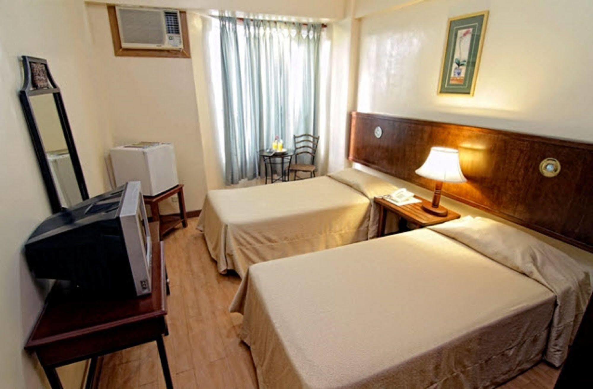 The Shoreline Subic Hotel Olongapo Esterno foto